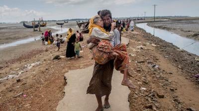 Un homme rohingya transportait sa mère vers un camp de réfugiés au Bangladesh le 16 septembre 2017, après avoir fui le Myanmar.