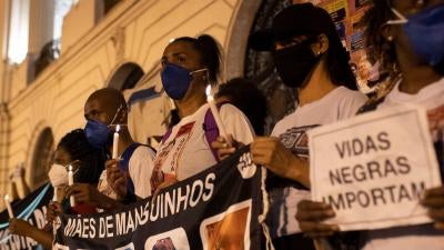 Pessoas protestam contra a violência policial e o racismo estrutura no Rio de Janeiro, em 31 de maio de 2021. Uma pessoa segura um cartaz escrito "Vidas negras importa".