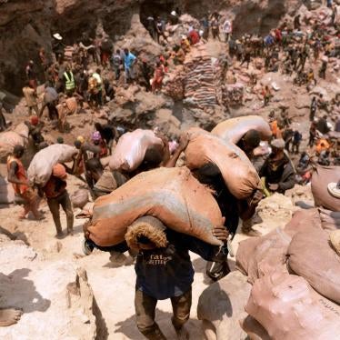  Artisanal miners carry sacks of ore at a mine near Kolwezi, Democratic Republic of Congo, October 12, 2022.