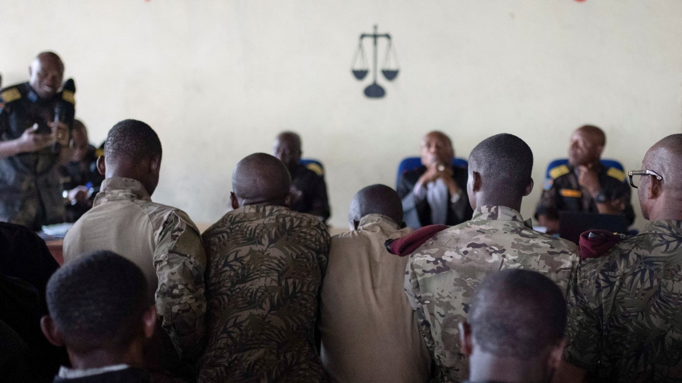 Des membres du personnel militaire congolais en procès pour le meurtre de 57 civils lors d'une manifestation contre la présence de la MONUSCO, la Mission des Nations Unies pour la stabilisation en République démocratique du Congo, à Goma, dans la province du Nord-Kivu, en République démocratique du Congo, le 7 septembre 2023.