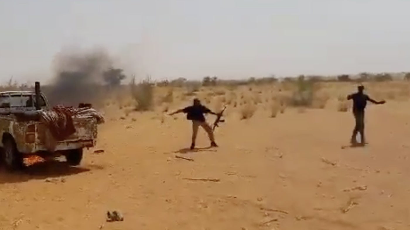 Standbild aus einem in sozialen Netzwerken veröffentlichten Video, das zeigt, wie Soldaten der Sudanesischen Streitkräfte die Leichen von Personen, die sie offenbar hingerichtet haben, in Brand stecken.