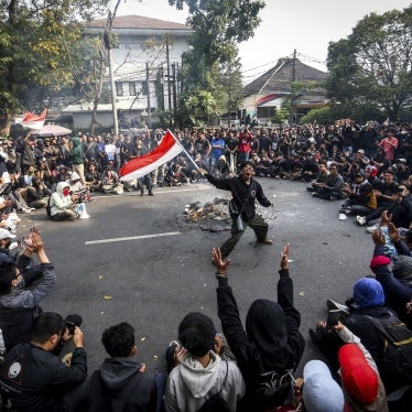 Students protest proposed  amendment to the local election law outside of West Java’s parliament building in Bandung, Indonesia, August 22, 2024. 